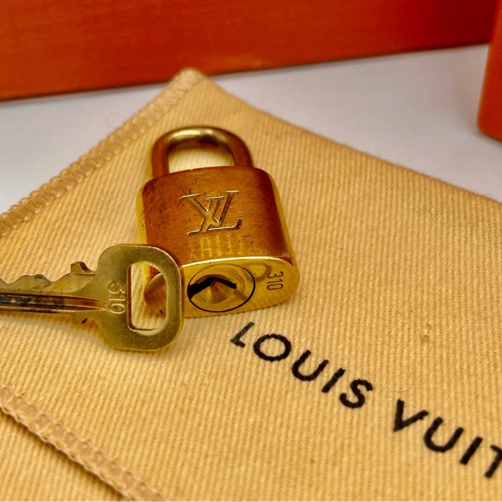Louis Vuitton Reverse Monogram Cardholder - Picture 6 of 8